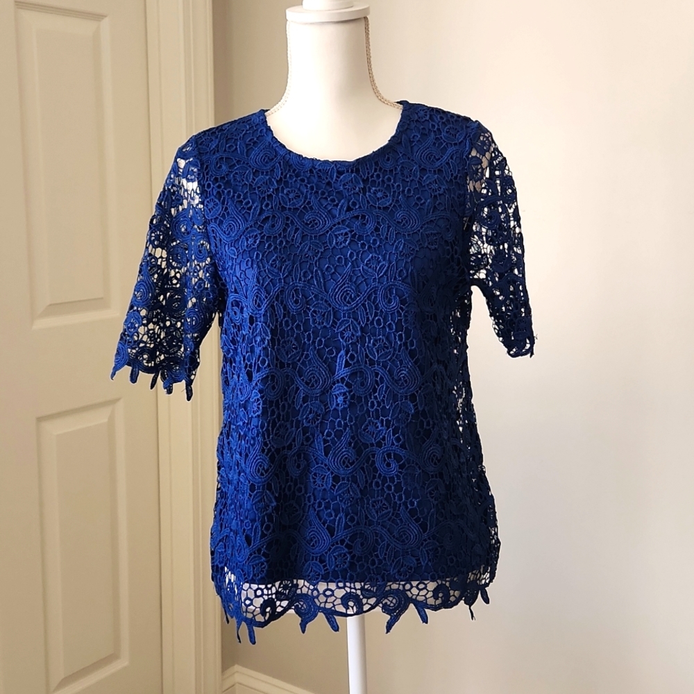 Philosophy lace short sleeve blouse with lining. Women Size Small.
